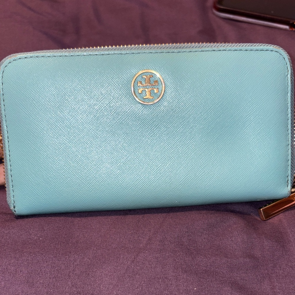 Tory Burch Aqua Zip-Around Wallet ( send best offer if intrested😁